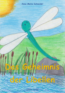 Farbzeichnung von Anna-Maria Schneider: eine große Libelle, die über einem Teich schwimmt, im Hintergrund eine grüne Wiese, am Horizont der blaue Himmel mit leuchtender Sonne.
Umschlagbild zu "Das Geheimnis der Libellen" aus dem Libella-Verlag.