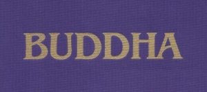 Ausschnitt des Buchumschlages: Der Name "BUDDHA" in goldenen Buchstaben auf violettem Hintergrund
